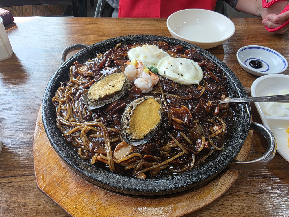 Guseokgidoljjajang (구석기돌짜장) 1