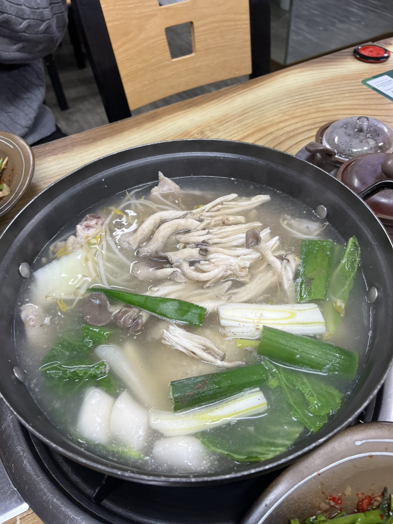 Jangsudakhanmarisonkalguksu (장수닭한마리손칼국수) 2
