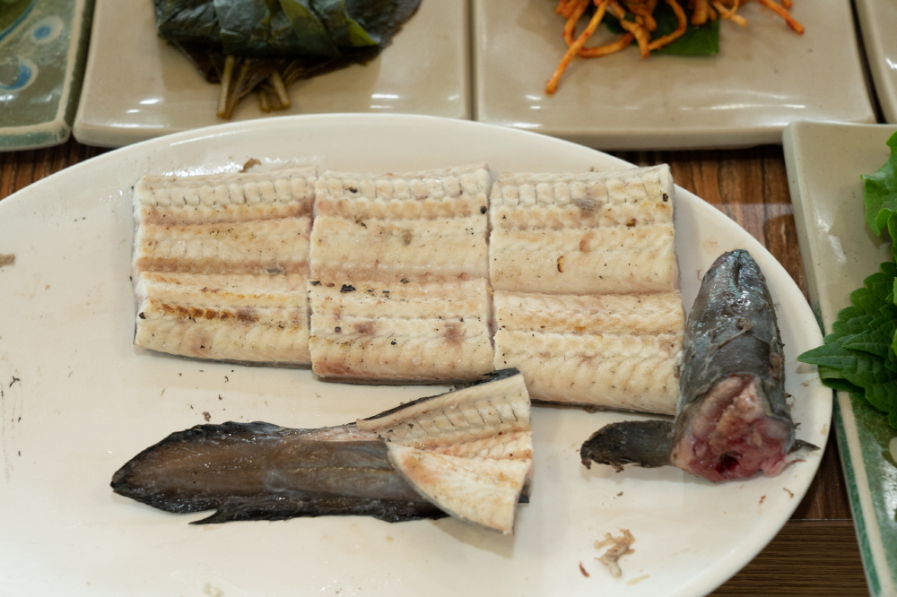 Narutteosutbuljangeogui (나룻터숯불장어구이) 1