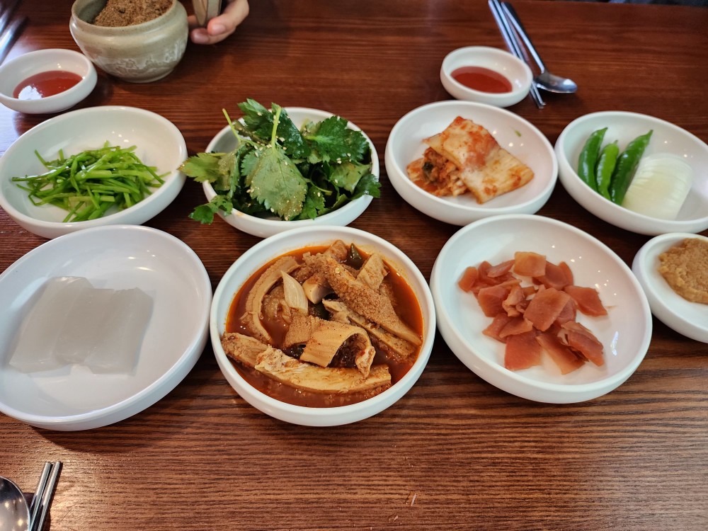 Maewolheukyeomsogadeun (매월흑염소가든) 1