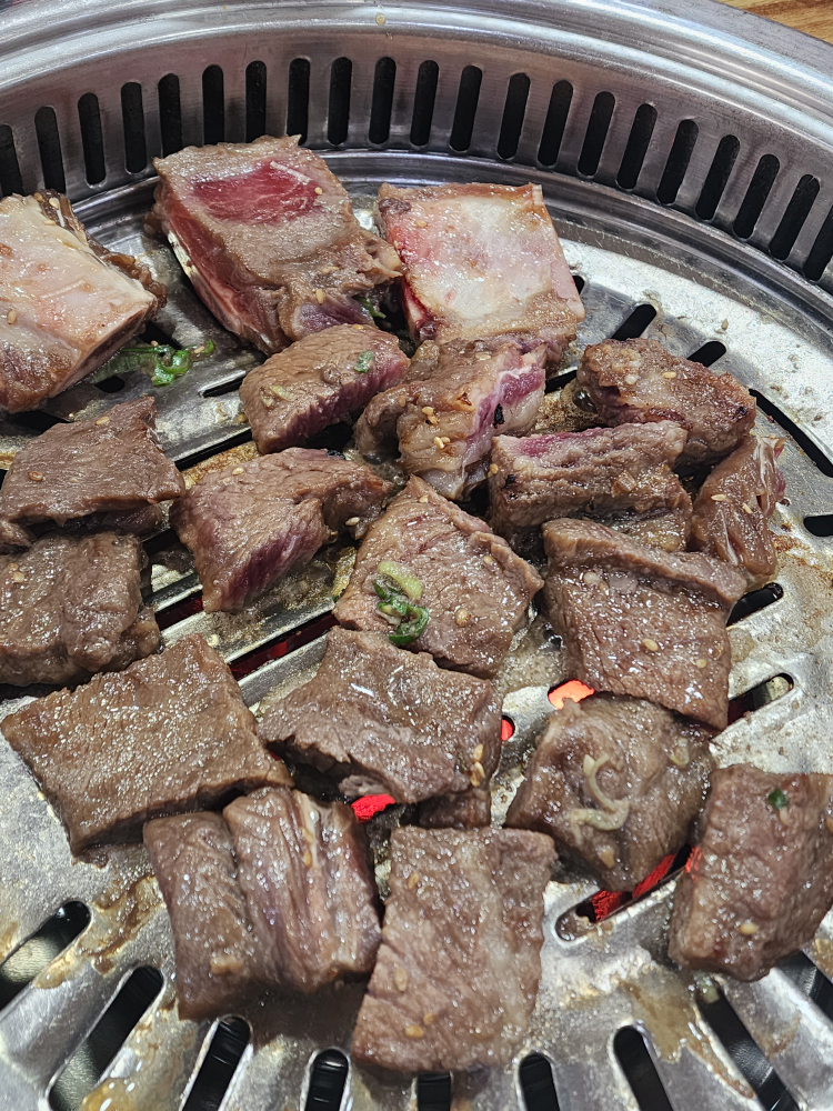 Hyeondoneidongsutbulgalbi (현도네이동숯불갈비) 2