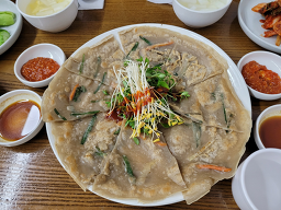 Seongbukdongmemilsujebi (성북동메밀수제비) 1