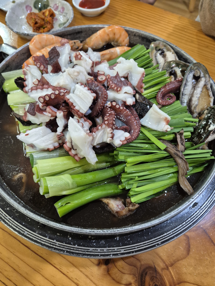 Sansujeongneungibeoseotbaeksuk (산수정능이버섯백숙) 3