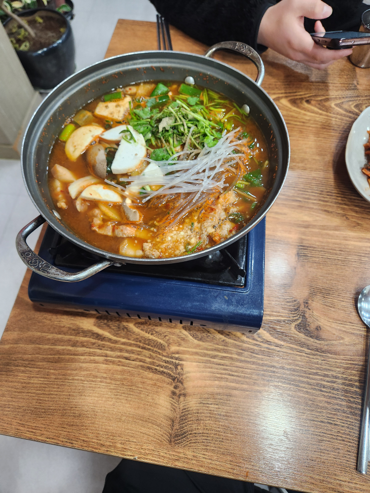 Jagulsandwaejigukbap (자굴산돼지국밥) 2