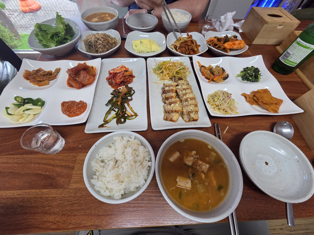 Gimminjuuiwelbingjokbalbossam (김민주의웰빙족발보쌈) 1