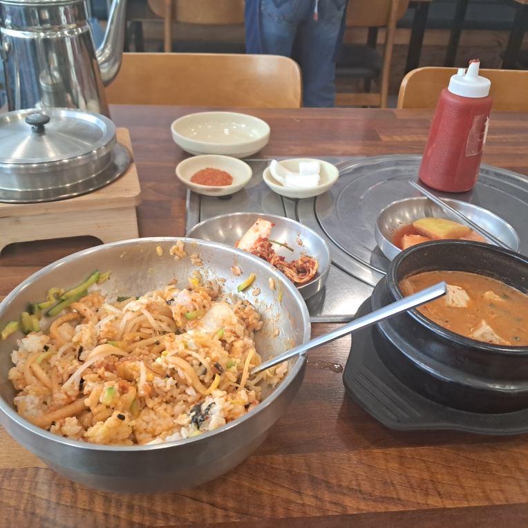 Doni dolsotbapsundaeguk (돈이 돌솥밥순대국) 2