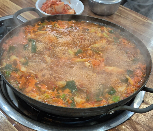 Hanmadangdwaejijjigae (한마당돼지찌개) 1
