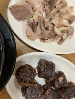 Hwabongdwaejisundaegukbap (화봉돼지순대국밥) 1