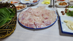 Pyeonghwahoetjip (평화횟집) 3