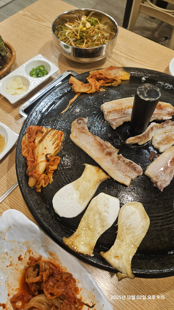 푸짐한 삼겹살 사진 7