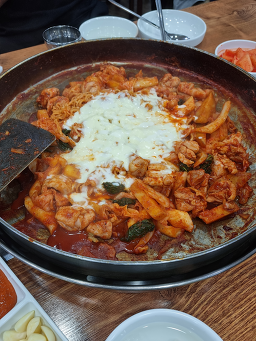 Hwangtodakgalbi (황토닭갈비) 1