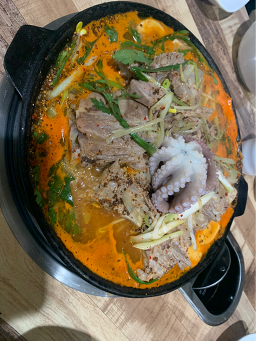 Yennalsotttukkeonggamjatang (옛날솥뚜껑감자탕) 1