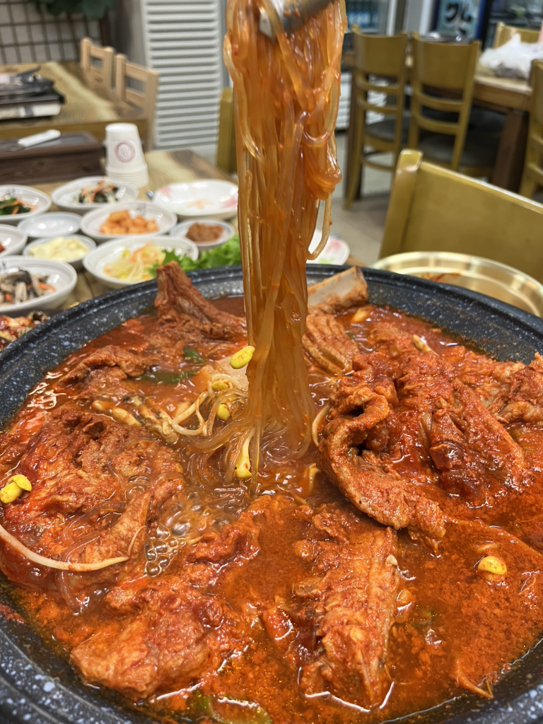 Pyeonbaeknamumiteseononeundak (편백나무밑에서노는닭) 3