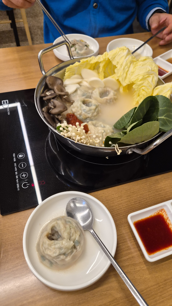 명동만두전골 수원신동점 대표 사진