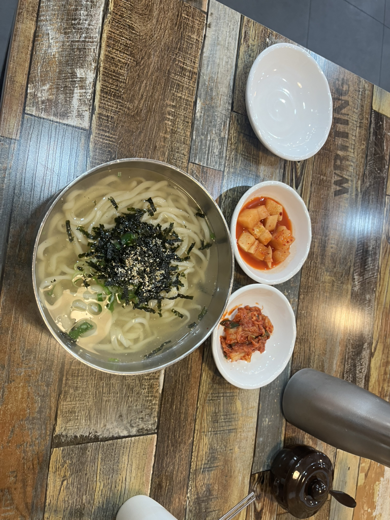 Chanumulyennalsonkalguksu (찬우물옛날손칼국수) 1