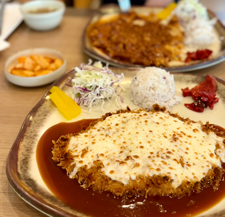 Eondeokwiedonkkaseu (언덕위에돈까스) 1