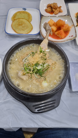 Yonggyegolnokdubangyetang (용계골녹두반계탕) 3