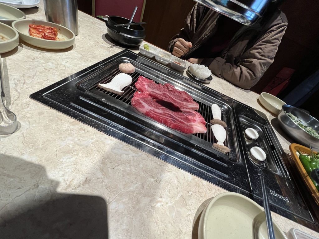 Kkuseokjituppulhanu hwasunjikyeongjeom (꾸석지투뿔한우 화순직영점) 2