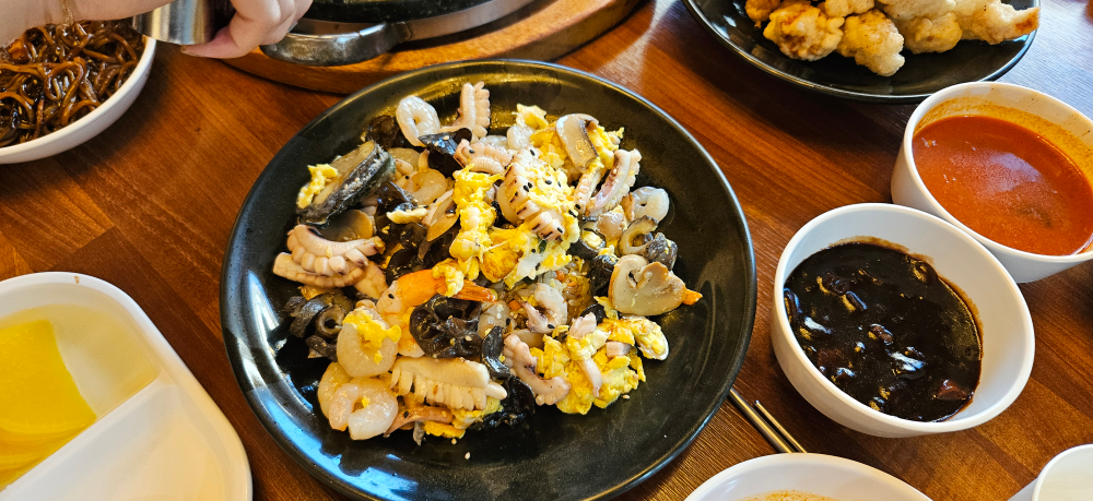 Guseokgidoljjajang (구석기돌짜장) 3