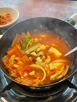 Dwaejigogideumppukneoheungimchi (돼지고기듬뿍넣은김치) 2