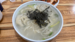 Eomjisonkalguksu (엄지손칼국수) 2