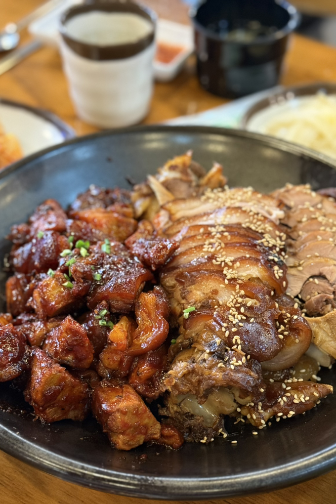 Gajangmatinneunjokbal (가장맛있는족발) 1