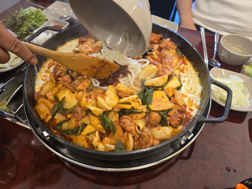 Jeongtongchuncheondakgalbi (정통춘천닭갈비) 3