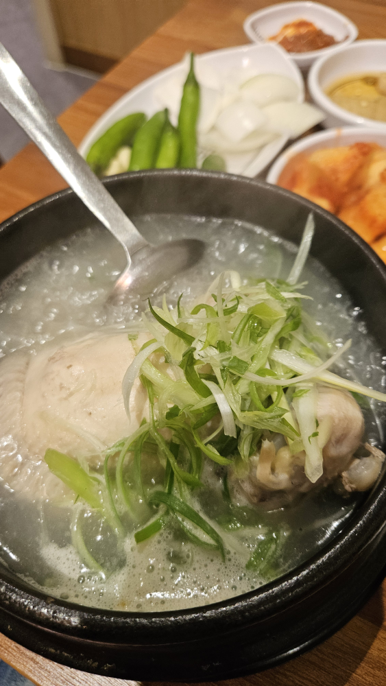 Dongraegoryeosamgyetang (동래고려삼계탕) 1