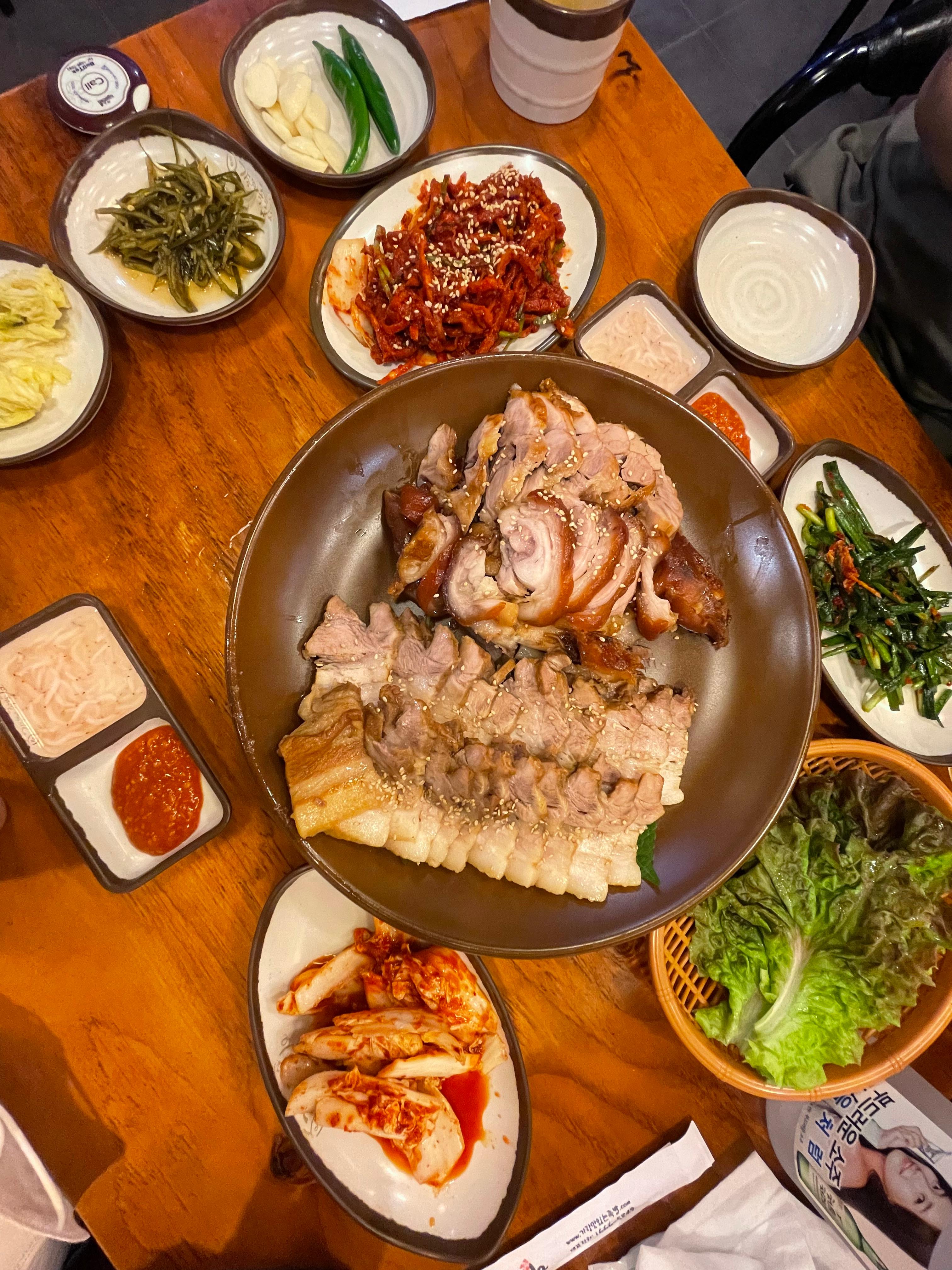 Gajangmatitneunjokbal (가장맛있는족발) 1