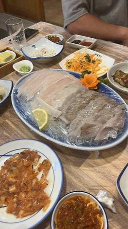 Wonchamgajamihoetjip (원참가자미횟집) 3