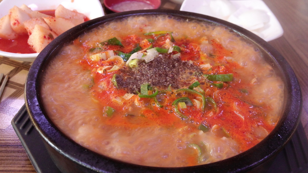 Ireumnan sundaeui sin (이름난 순대의 신) 1