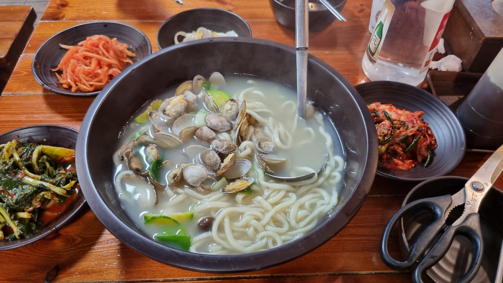 Mongchontoseongboribapsonkalguksu (몽촌토성보리밥손칼국수) 1