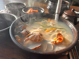 Moimteojjimkalguksu (모임터찜칼국수) 1