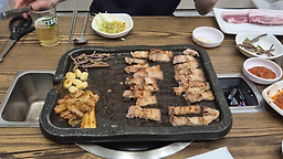 Hamjibaksokheukdwaeji (함지박속흑돼지) 3