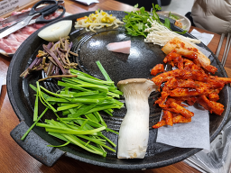 Deodeoksotttukkeongsamgyeopsal (더덕솥뚜껑삼겹살) 3