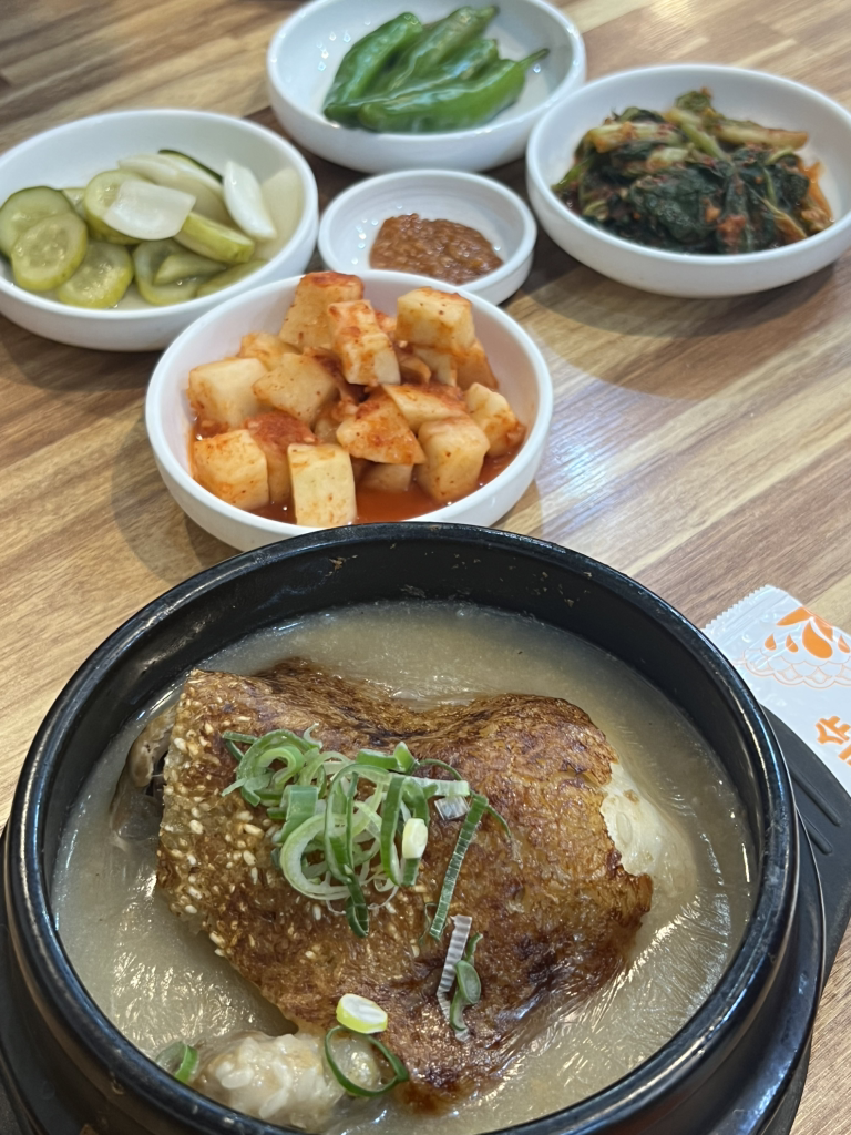 Hyeonggwaaunurungjisamgyetang (형과아우누룽지삼계탕) 1