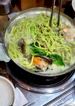 Cheolsuneppongipkalguksu (철수네뽕잎칼국수) 2