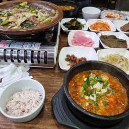 Deulmoeyaksanheukyeomsojeonmunjeom (들뫼약산흑염소전문점) 1