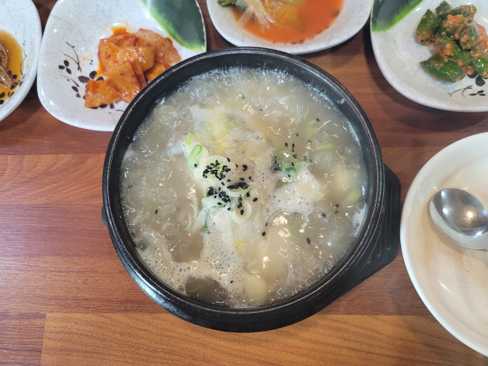 Mansumugang jeonboksamgyetang (만수무강 전복삼계탕) 1