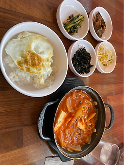 Myeongpumgimchijjigae (명품김치찌개) 1