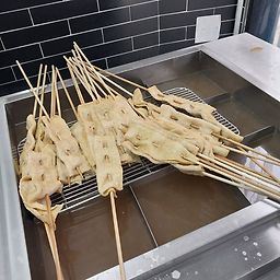 Gimjonggubusaneomuk, bongajeonjuok, seusiioni (김종구부산어묵, 본가전주옥, 스시이오니) 3