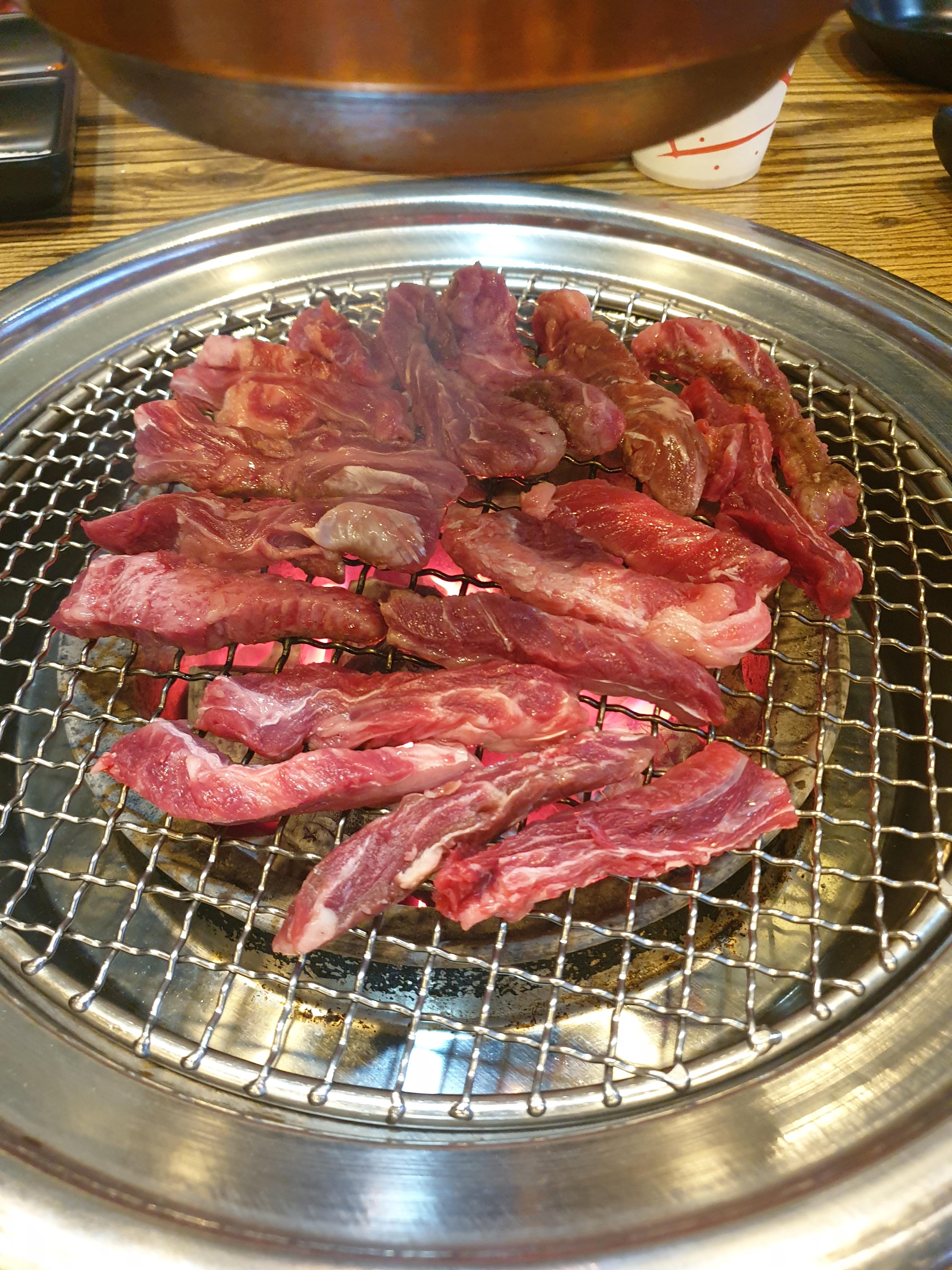 Gungnaesansaenggogi (국내산생고기) 1