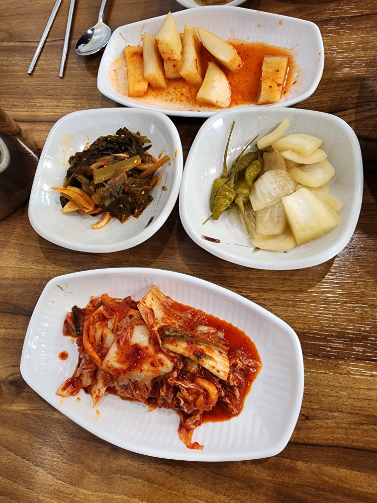Munjeongneungioribaeksuk (문정능이오리백숙) 2