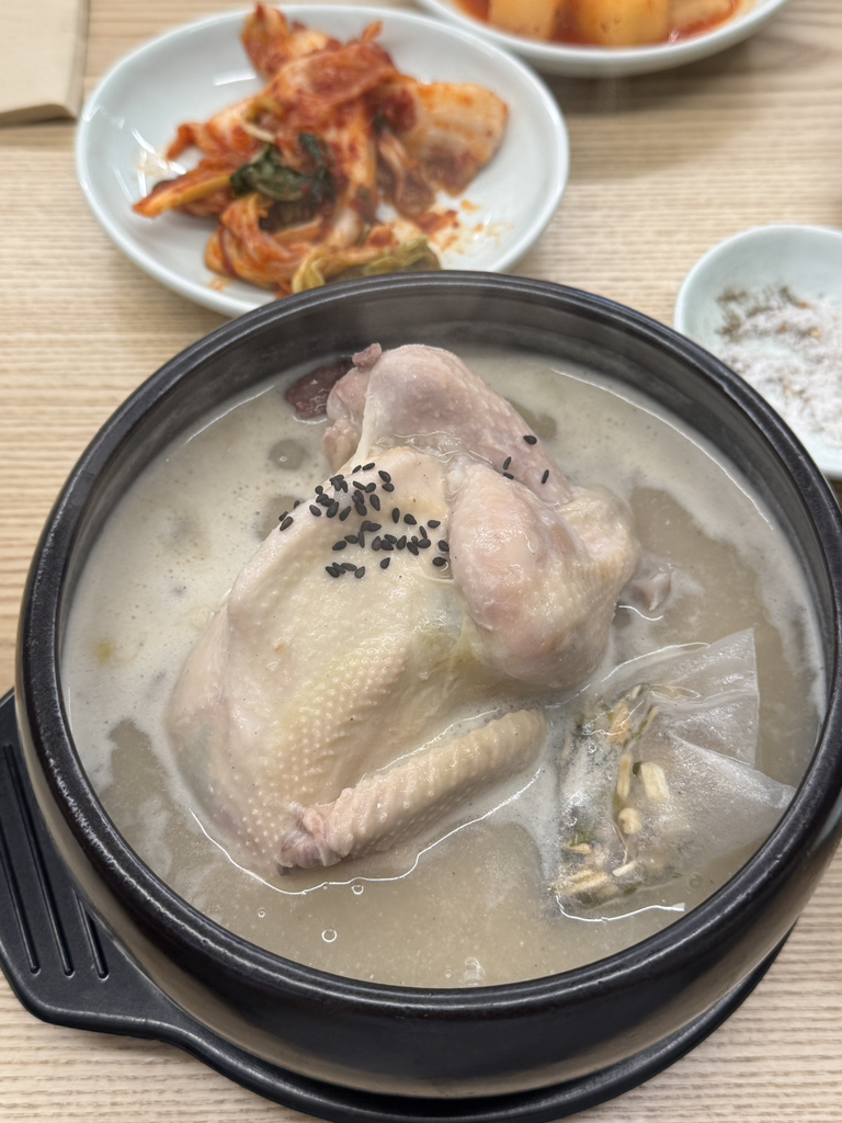 Jihohanbangsamgyetang (지호한방삼계탕) 3
