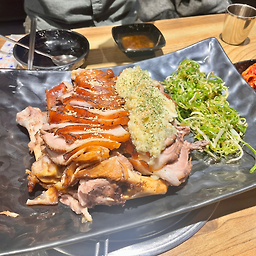 Jonggyujokbal, gulbossam (종규족발, 굴보쌈) 2