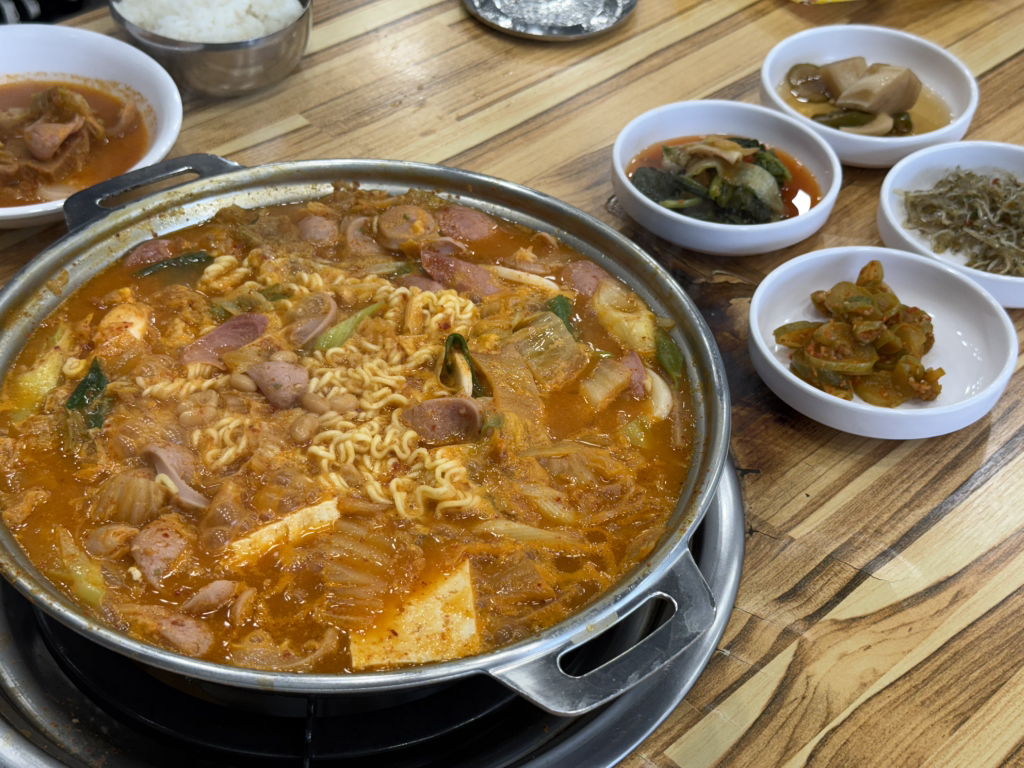 Dolpansamgyeopsalgwabudaejjigae (돌판삼겹살과부대찌개) 1