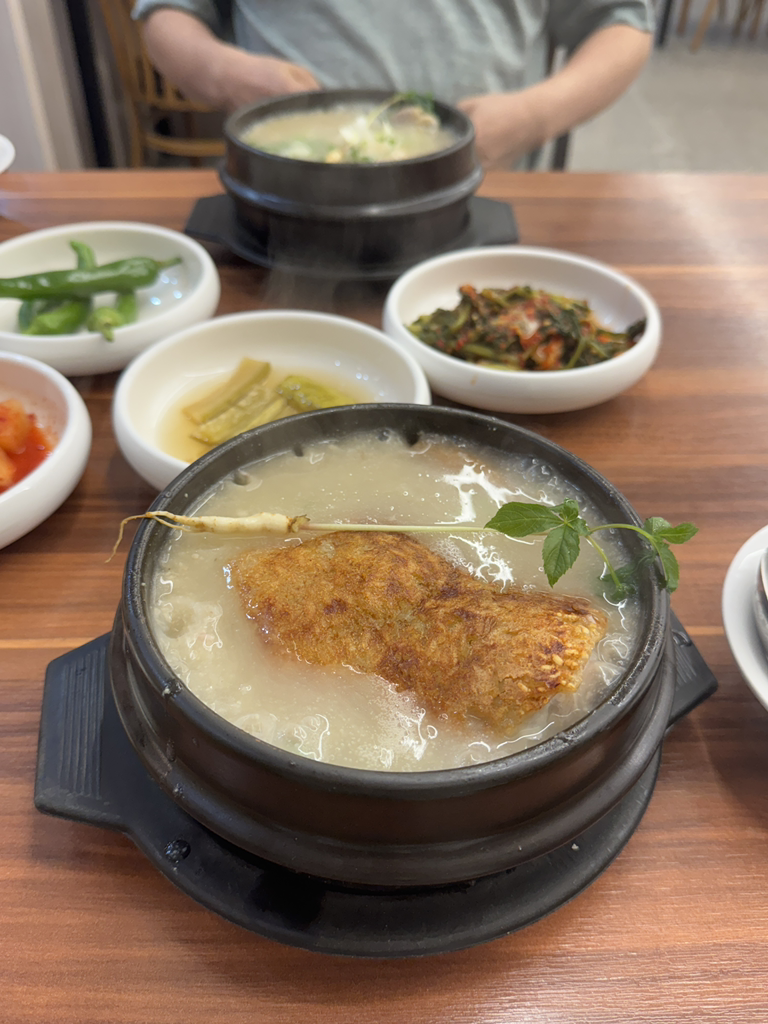 Iucheolhanbangnurungji samgyetang sajikjeom (이우철한방누룽지 삼계탕 사직점) 3
