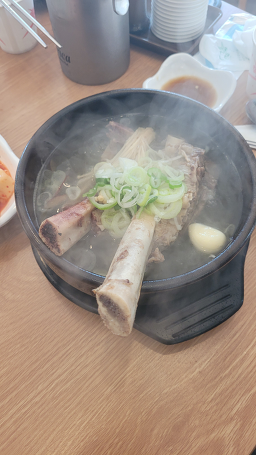 Hongdaeseolreongtang (홍대설렁탕) 1