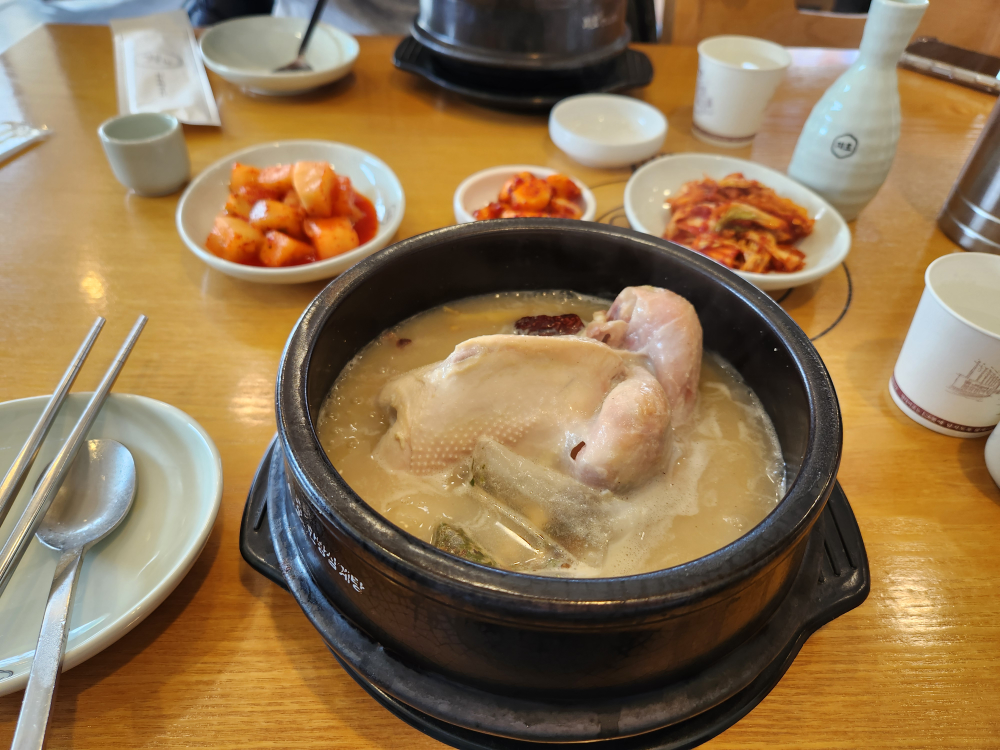 Jihohanbangsamgyetang (지호한방삼계탕) 3
