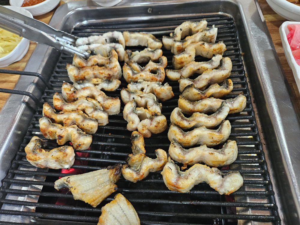 Pungcheonsutbulminmuljangeo (풍천숯불민물장어) 1